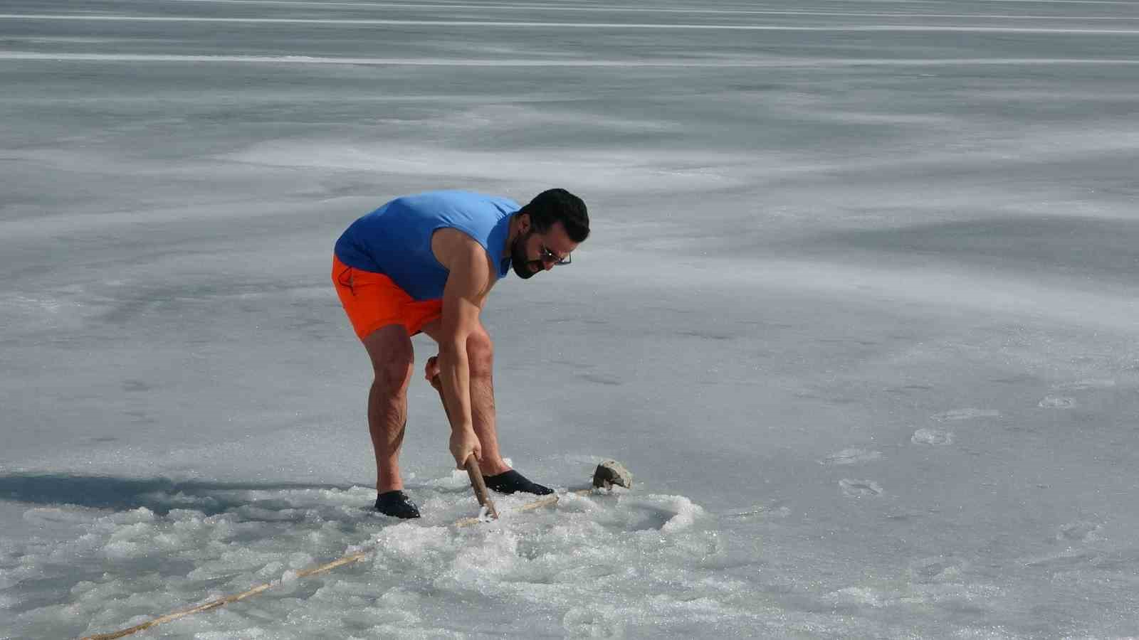 Soğuk suya sıcak dokunuş: Maceracı &ouml;ğretmen buzu kırıp girdiği suda &ccedil;ayını yudumladı

