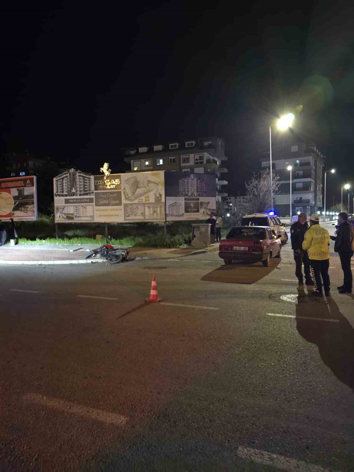 Gazipaşa&rsquo;da motosiklet ile otomobil &ccedil;arpıştı: 2 yaralı
