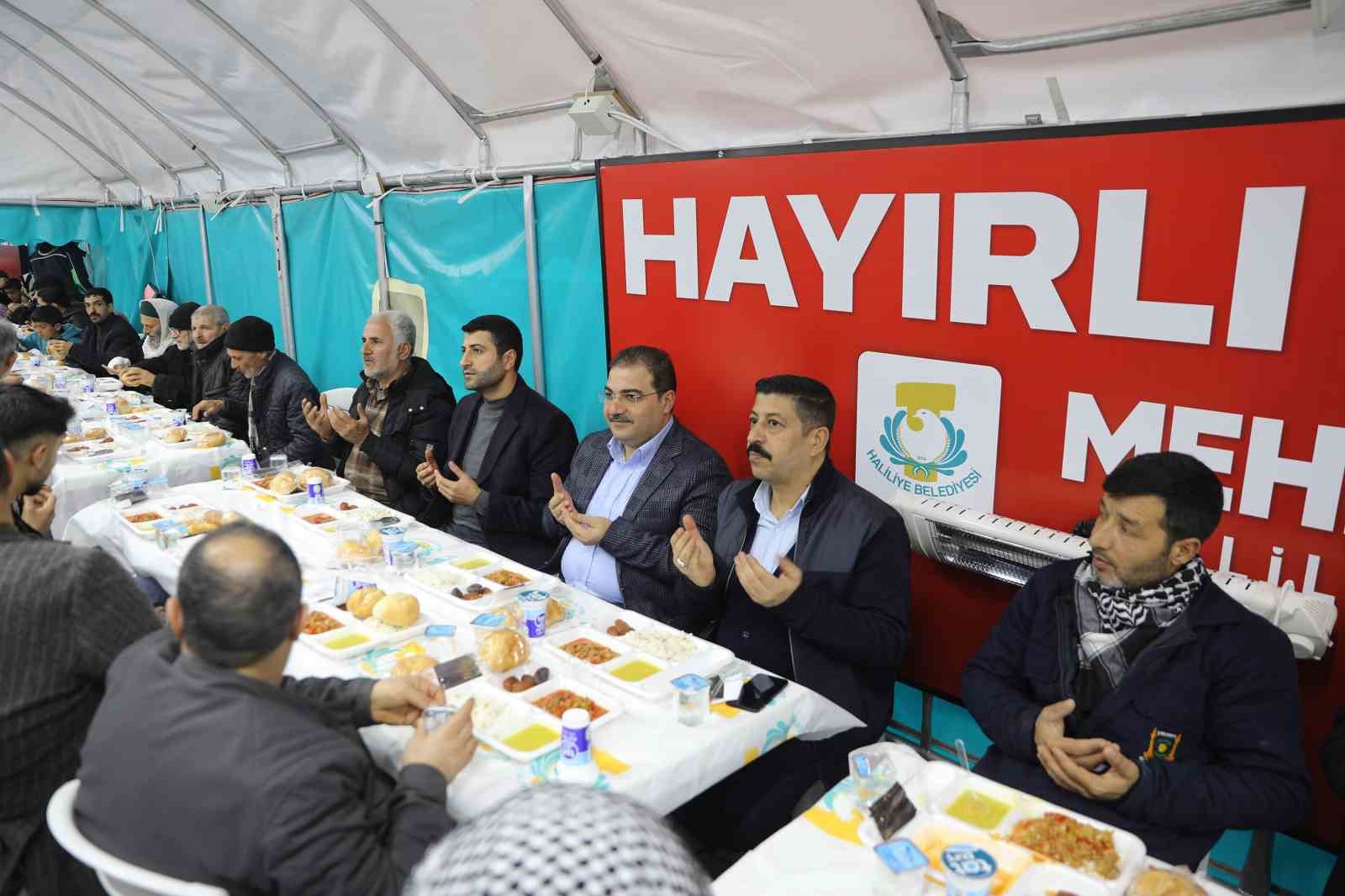 Haliliye’de kurulan iftar çadırında yüzlerce vatandaş aynı sofrada buluştu