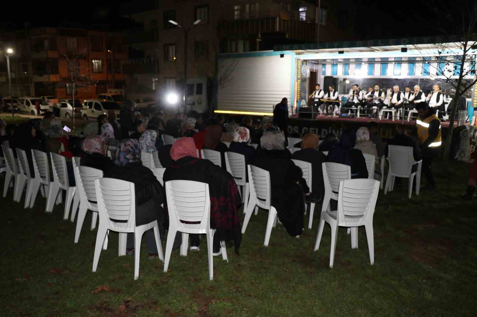 Haliliye&rsquo;de kurulan iftar &ccedil;adırında y&uuml;zlerce vatandaş aynı sofrada buluştu
