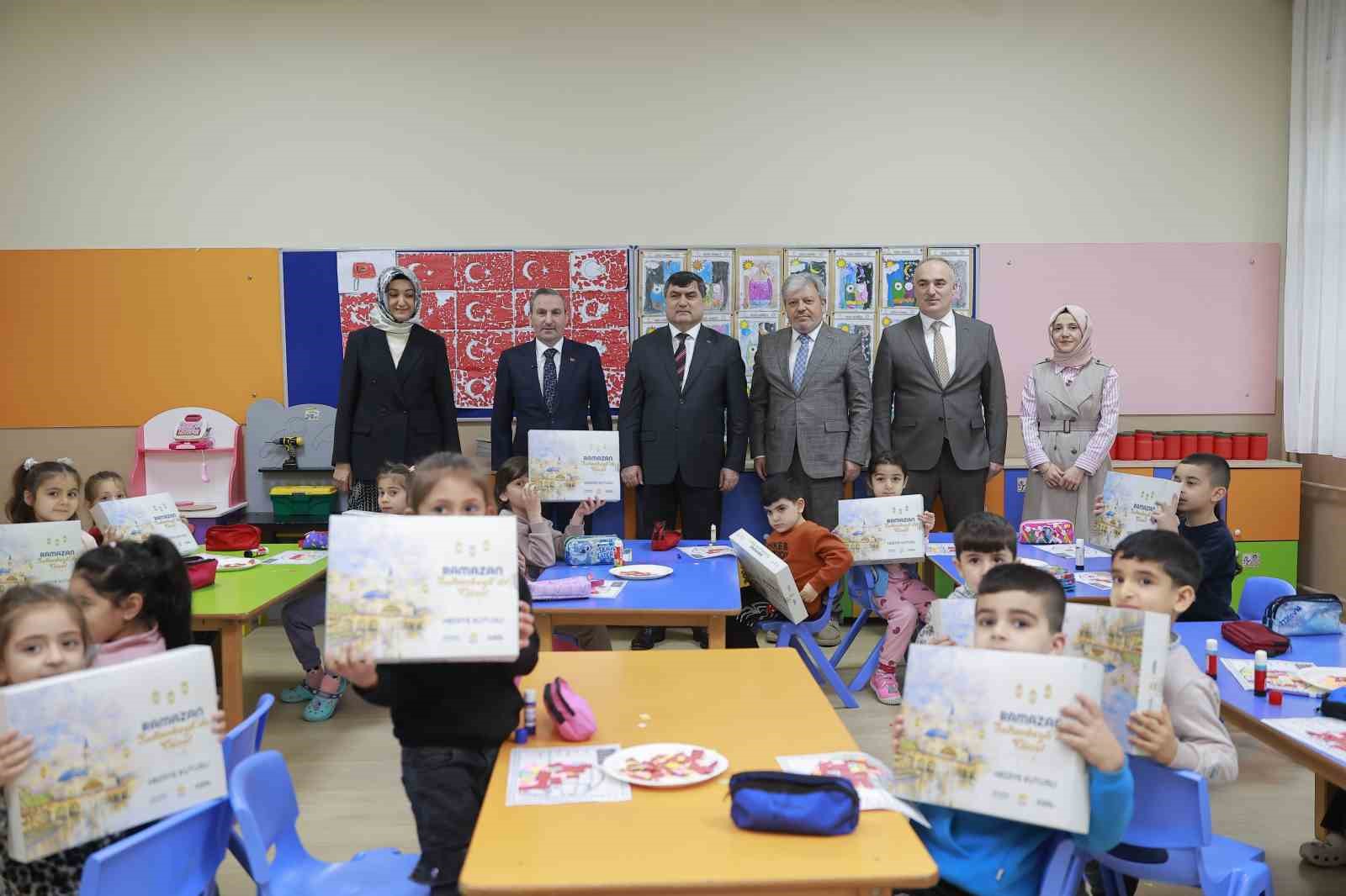 Sultanbeyli&rsquo;de asırlık gelenek yaşatılıyor: &Ccedil;ocuklara Ramazan k&ouml;şesi hediyesi
