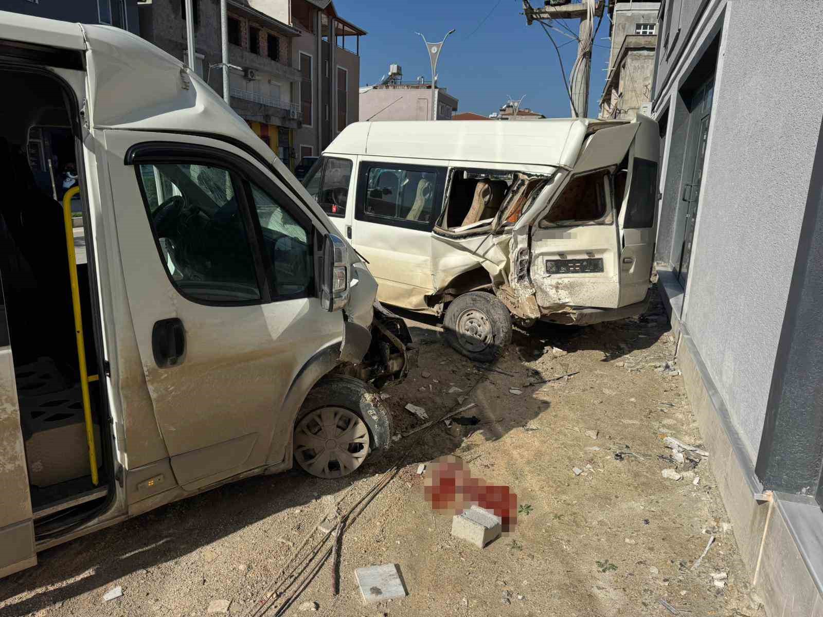 Minibüsün, park halindeki minibüse çarptığı kazada 2 kişi yaralandı o anlar kamerada