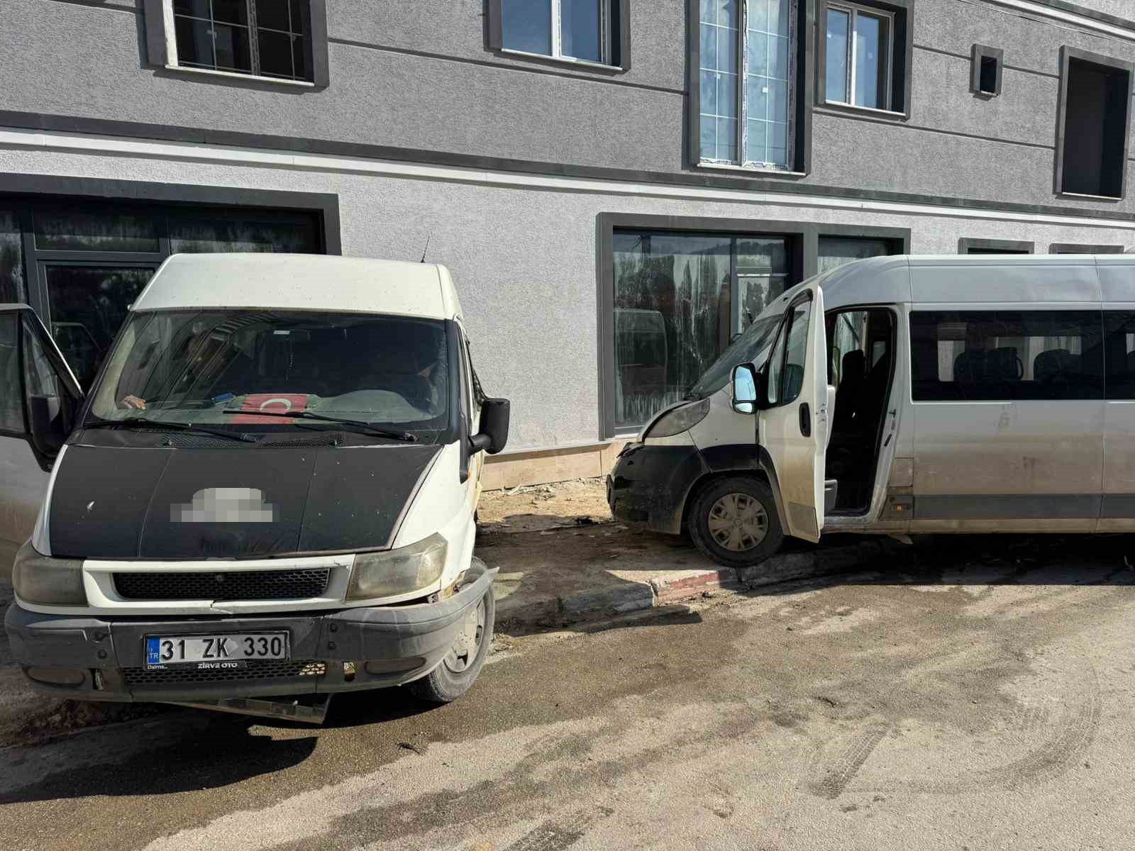 Minib&uuml;s&uuml;n, park halindeki minib&uuml;se &ccedil;arptığı kazada 2 kişi yaralandı o anlar kamerada
