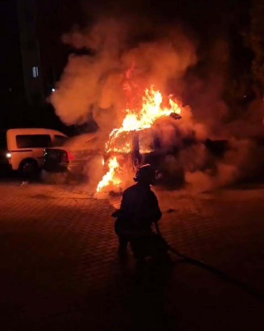 Denizli&rsquo;de park halindeki ara&ccedil; alev alev yandı
