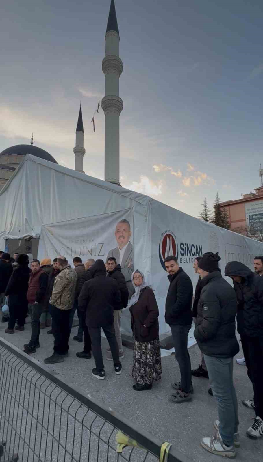 Sincan Belediye Başkanı Ercan, ilk iftarını vatandaşlarla birlikte yaptı