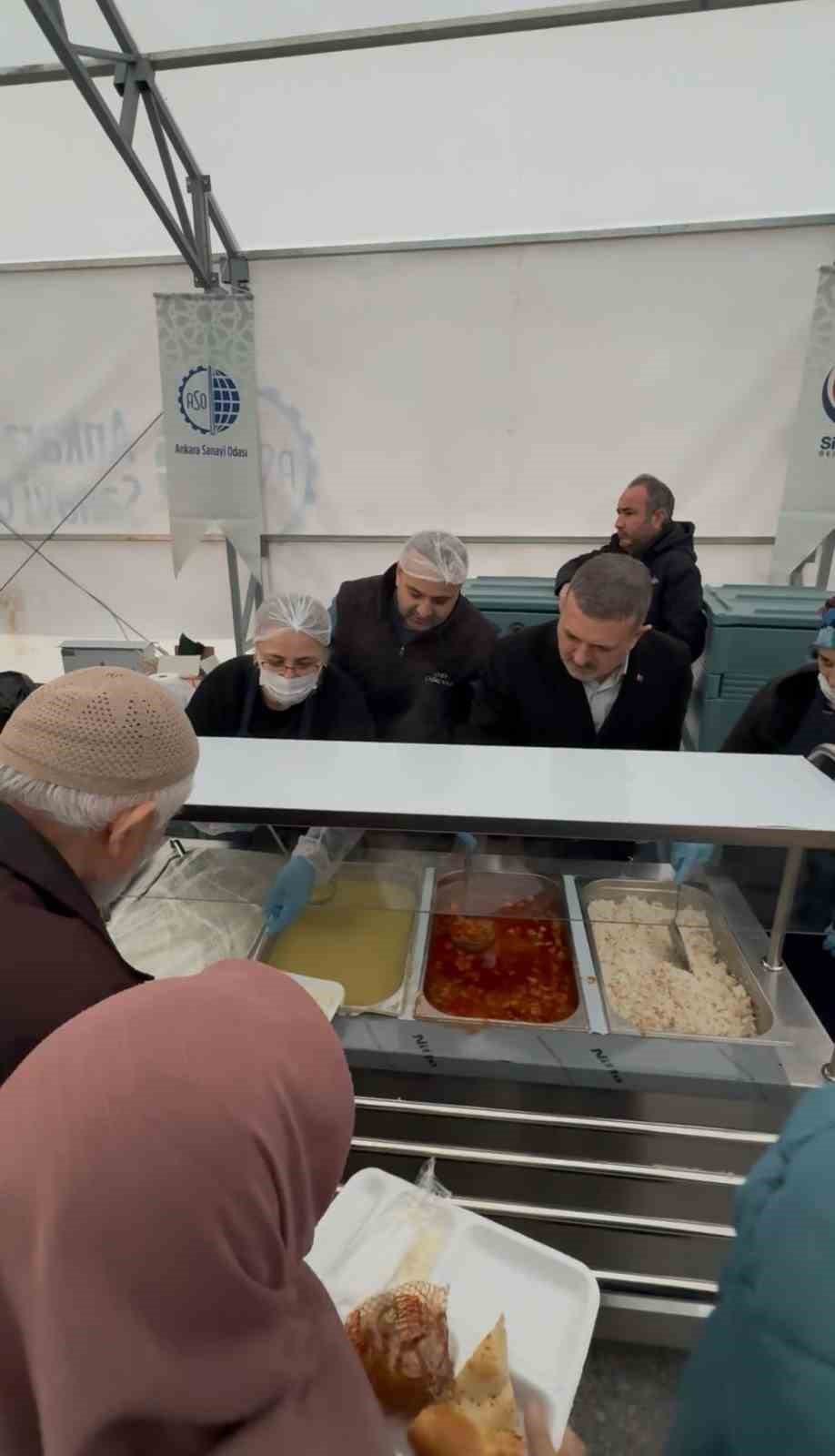 Sincan Belediye Başkanı Ercan, ilk iftarını vatandaşlarla birlikte yaptı
