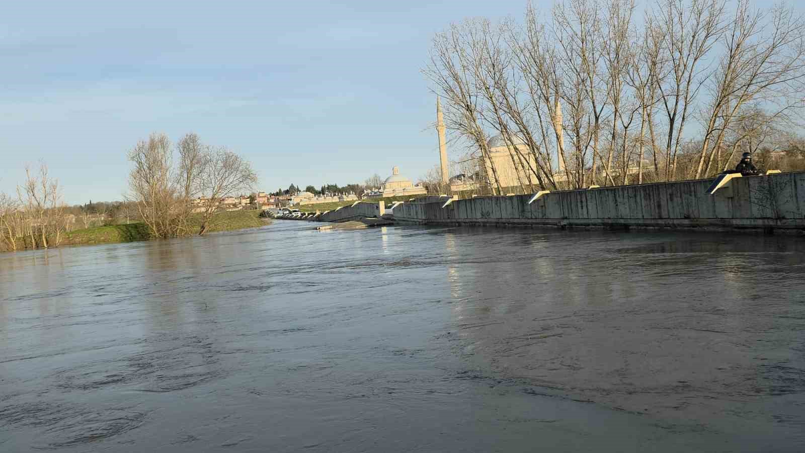 Tunca Nehri&rsquo;nde turuncu alarm s&uuml;r&uuml;yor, Sarayi&ccedil;i&rsquo;nde su yayılımı devam ediyor
