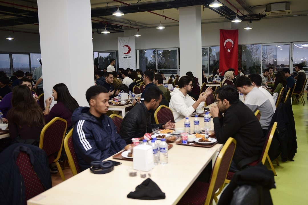 MCBÜ’lü öğrenciler ramazanın ilk iftarında aynı sofrada buluştu