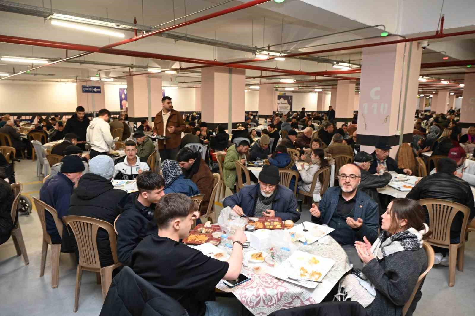 Isparta Belediyesi’nin iftar sofraları birlik ve beraberlik ruhunu pekiştiriyor