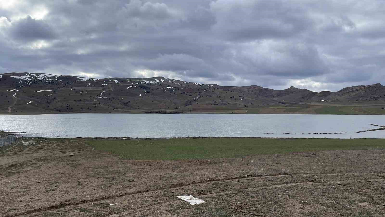 Yaz aylarında tamamen kuruyan g&ouml;l, yeniden su tuttu
