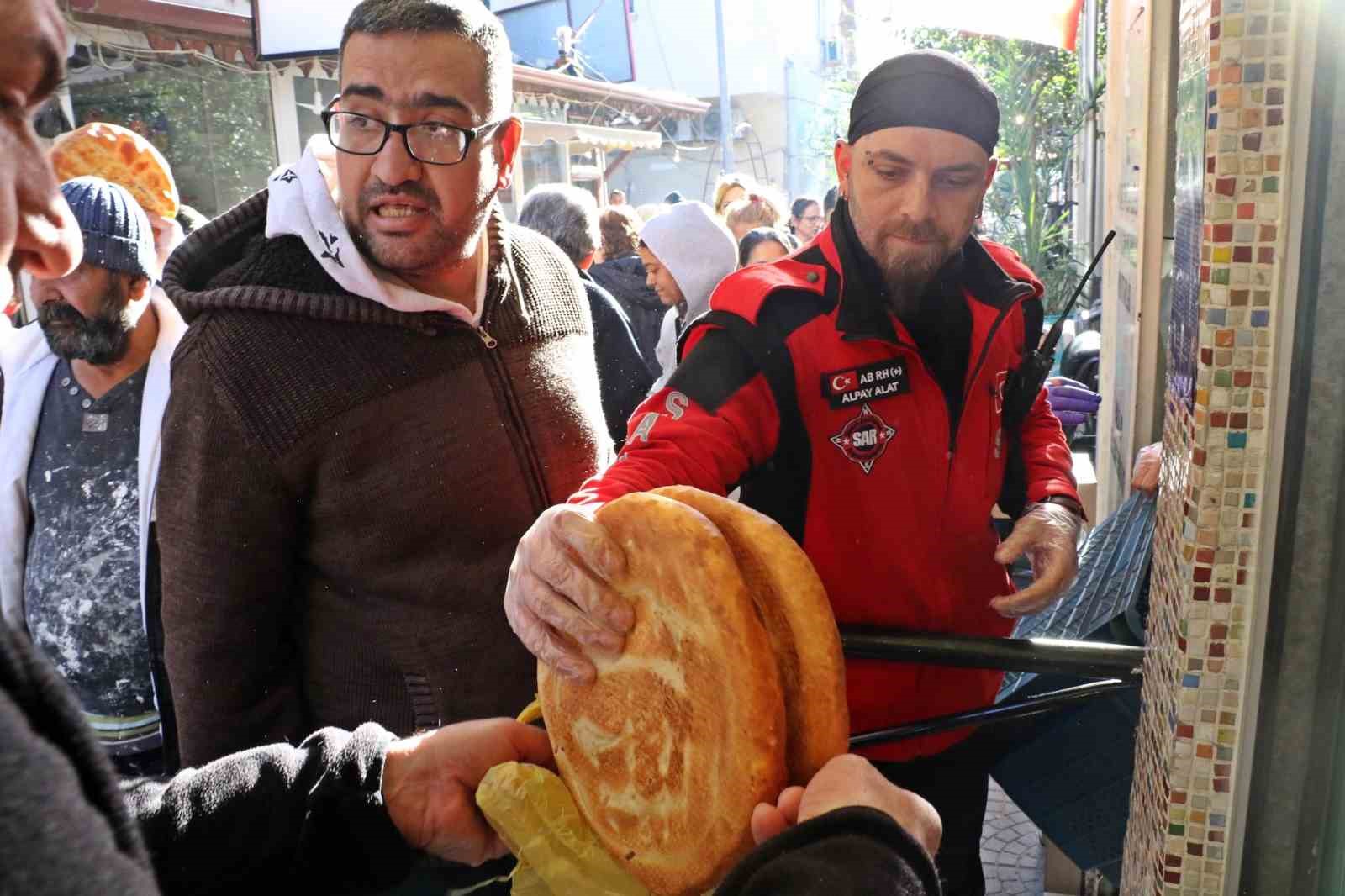 Gizli hayırseverin &uuml;cretsiz pide kuyruğu
