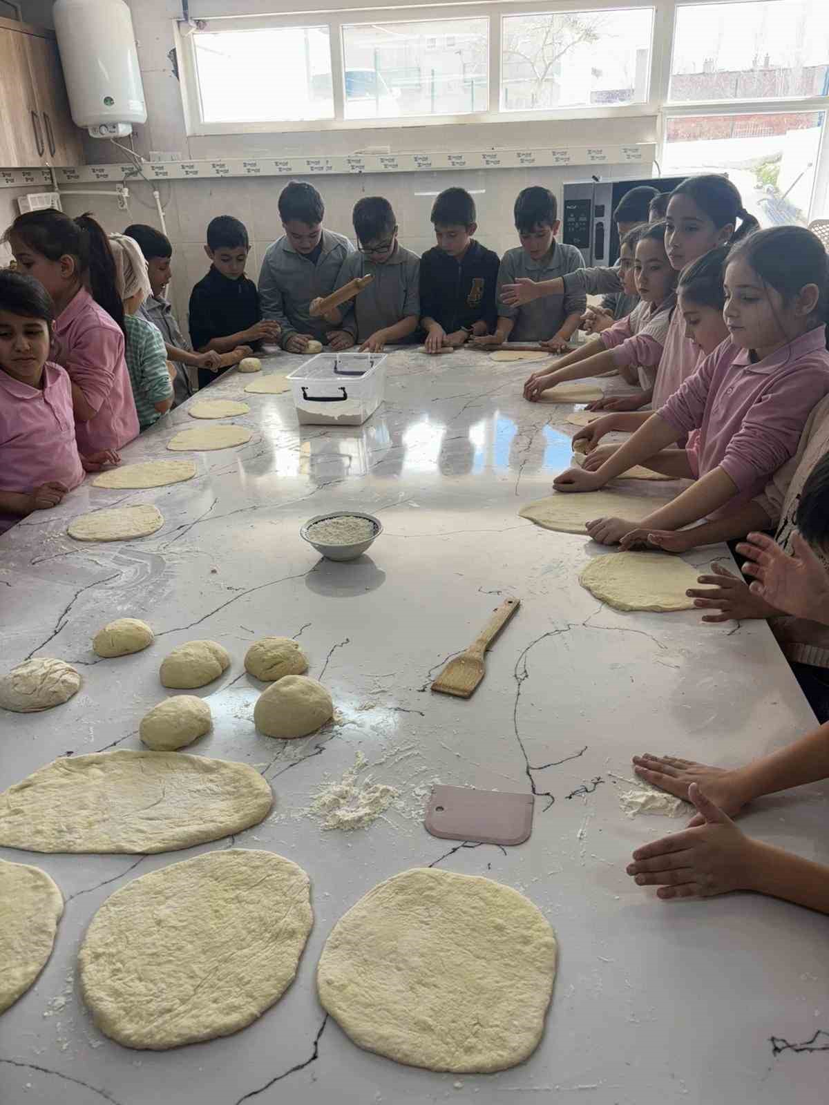 Miniklerin pişirdikleri sıcacık pideler kalpleri de ısıttı