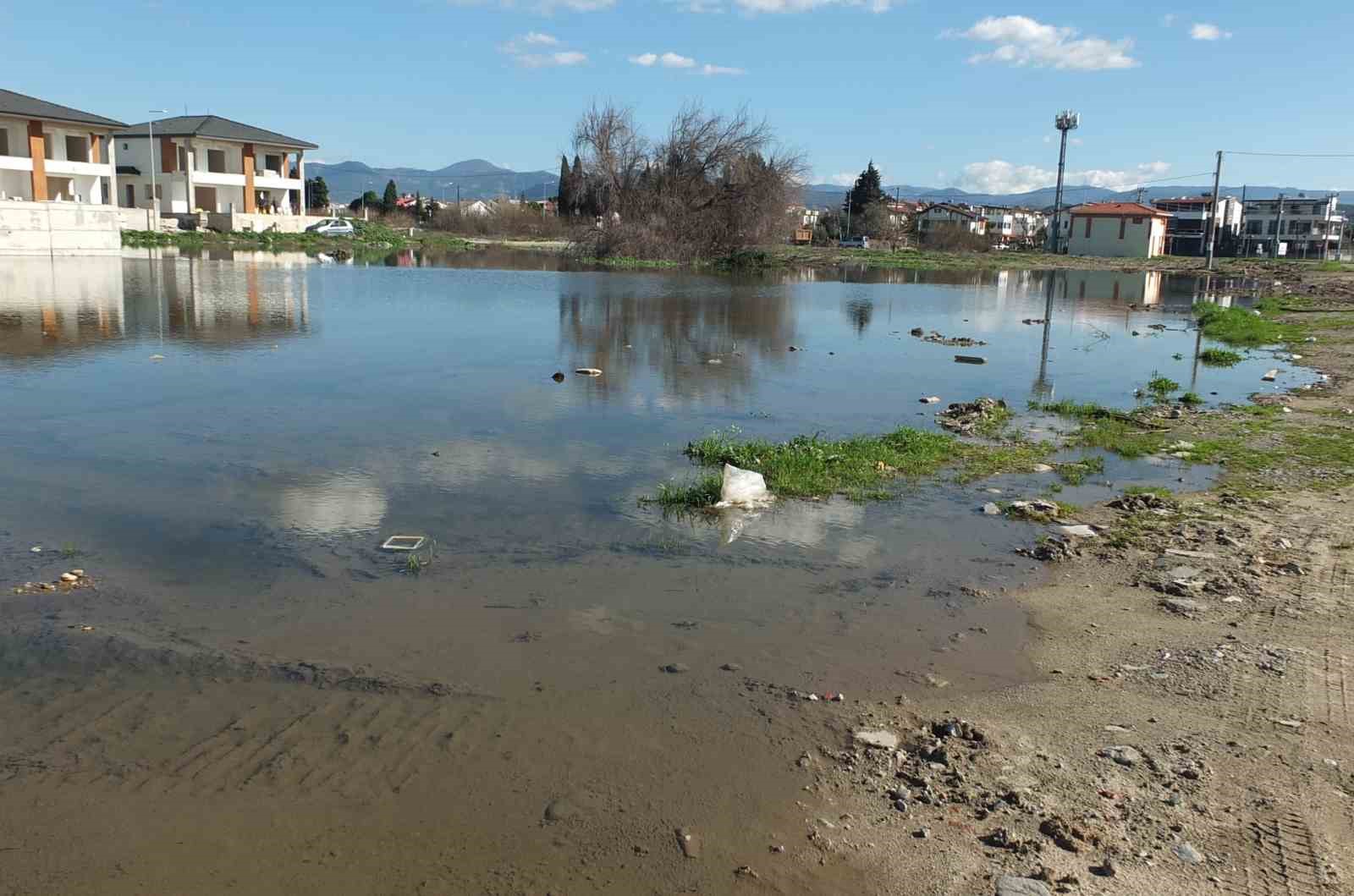 Kanalizasyon şebekesi çöktü inşaatlar su içinde kaldı