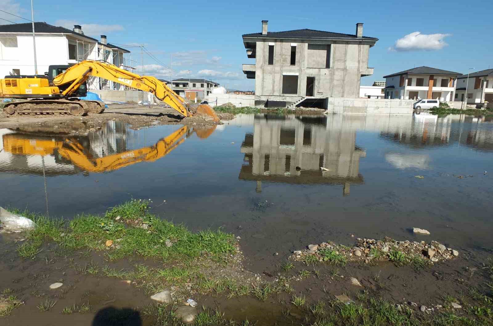 Kanalizasyon şebekesi çöktü inşaatlar su içinde kaldı
