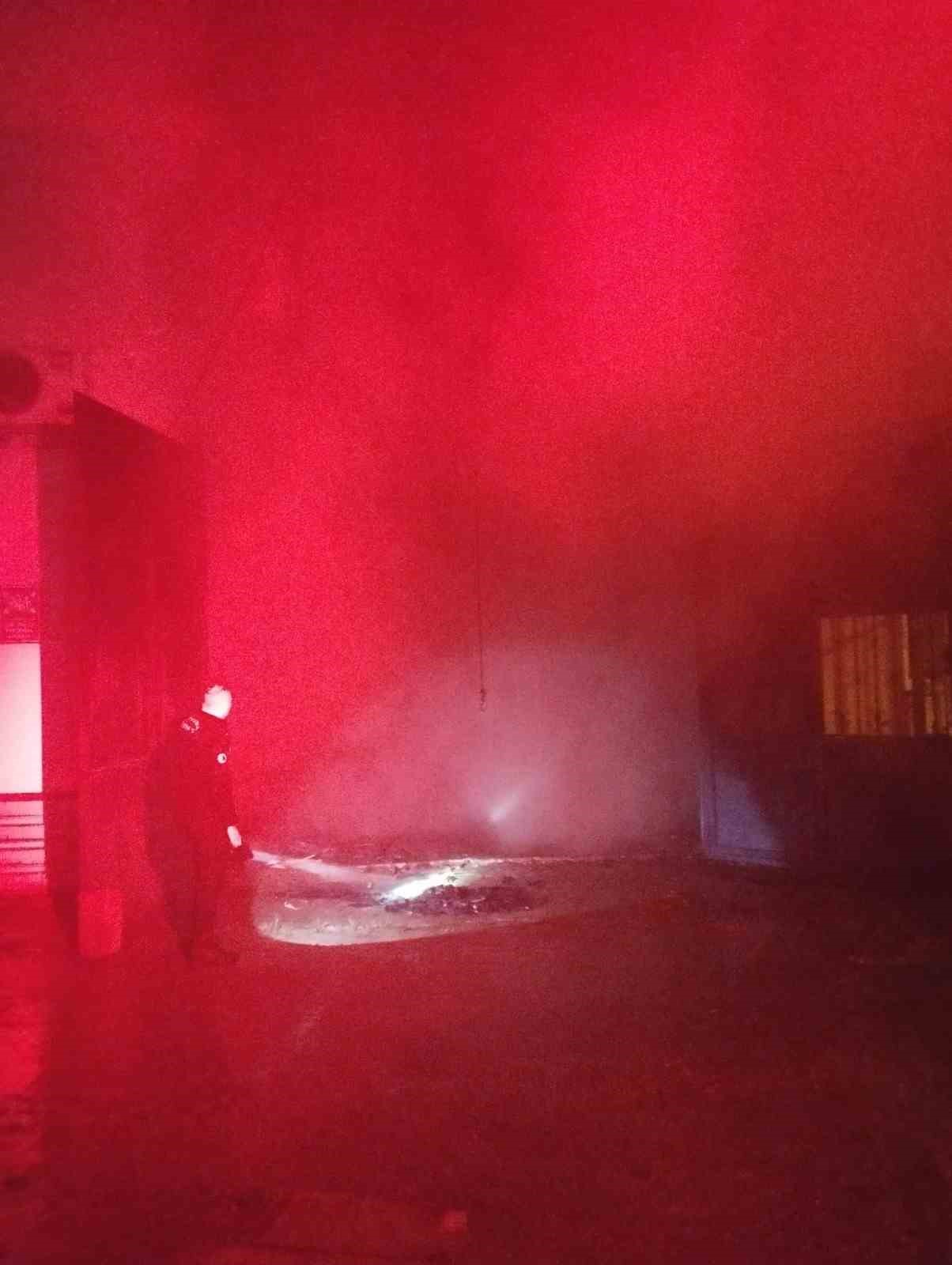 &Ccedil;aycuma&rsquo;da sahur vakti &ccedil;ıkan yangında tekstil fabrikası alevlere teslim oldu
