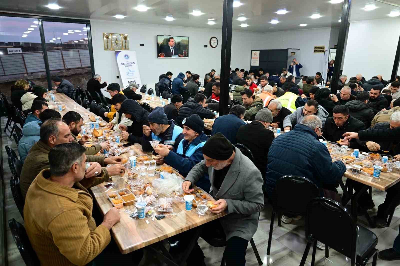 Battalgazi Belediyesi iftarı &ccedil;adırlarda değil restoranda veriyor
