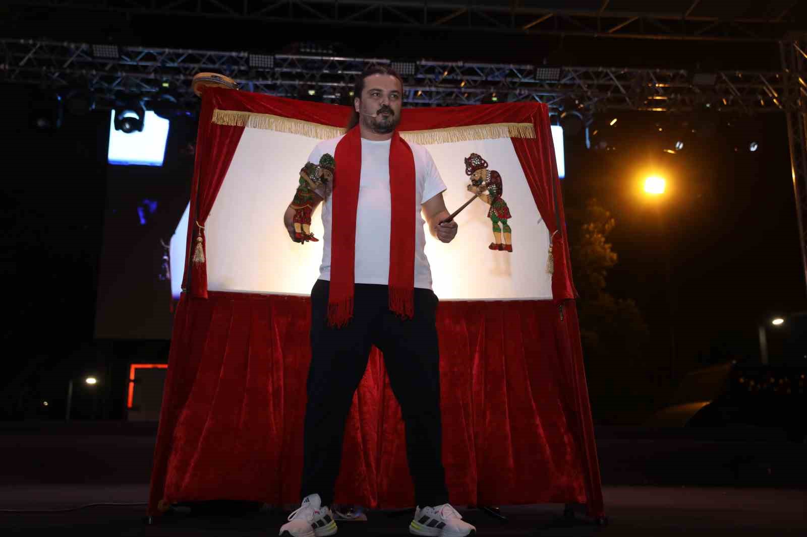 Büyükşehir Mobil Aşevi’nden sıcak yemek ikramı