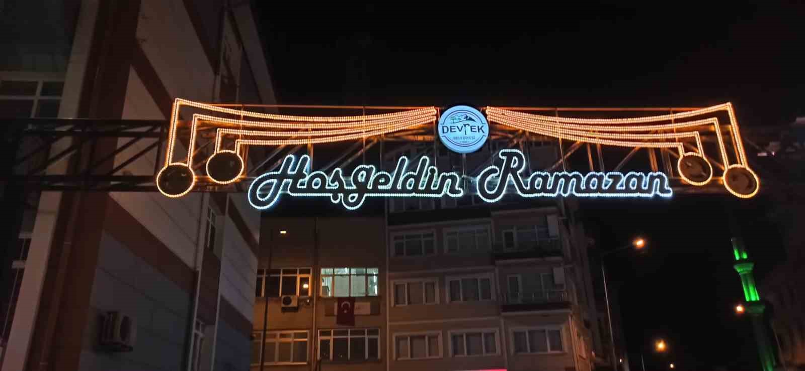 Devrek’te Ramazan ayının süslemelerinden olan mahyalar yandı