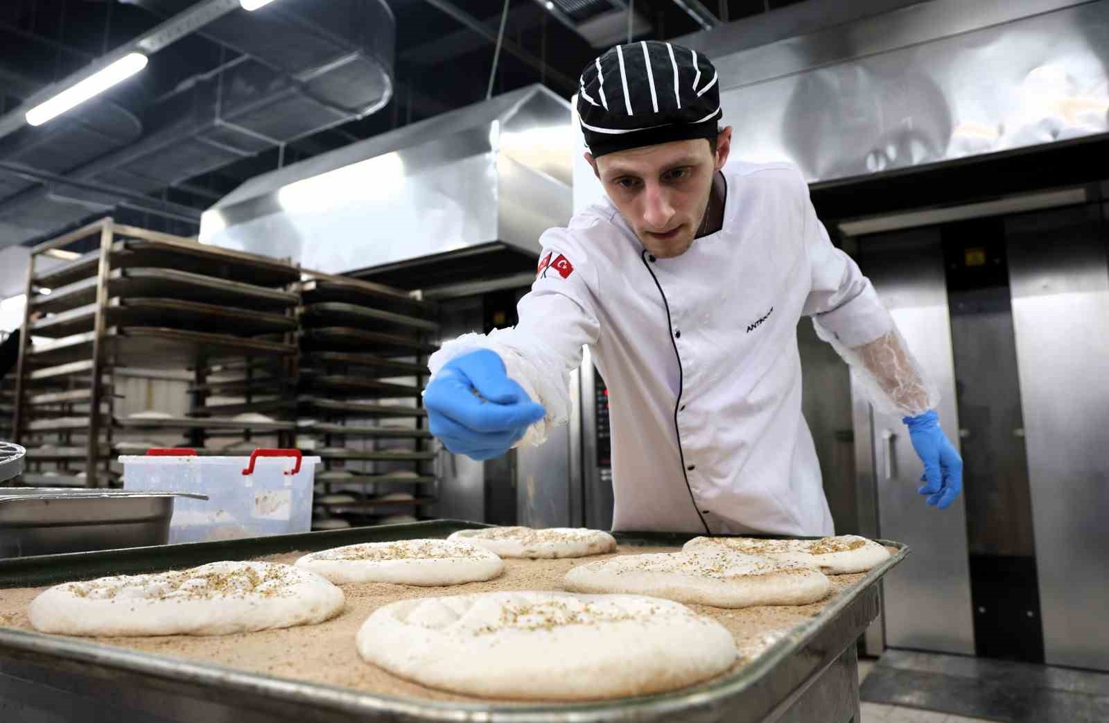 Belediyenin ürettiği 300 gramlık ramazan pidesi 20 liradan satışta