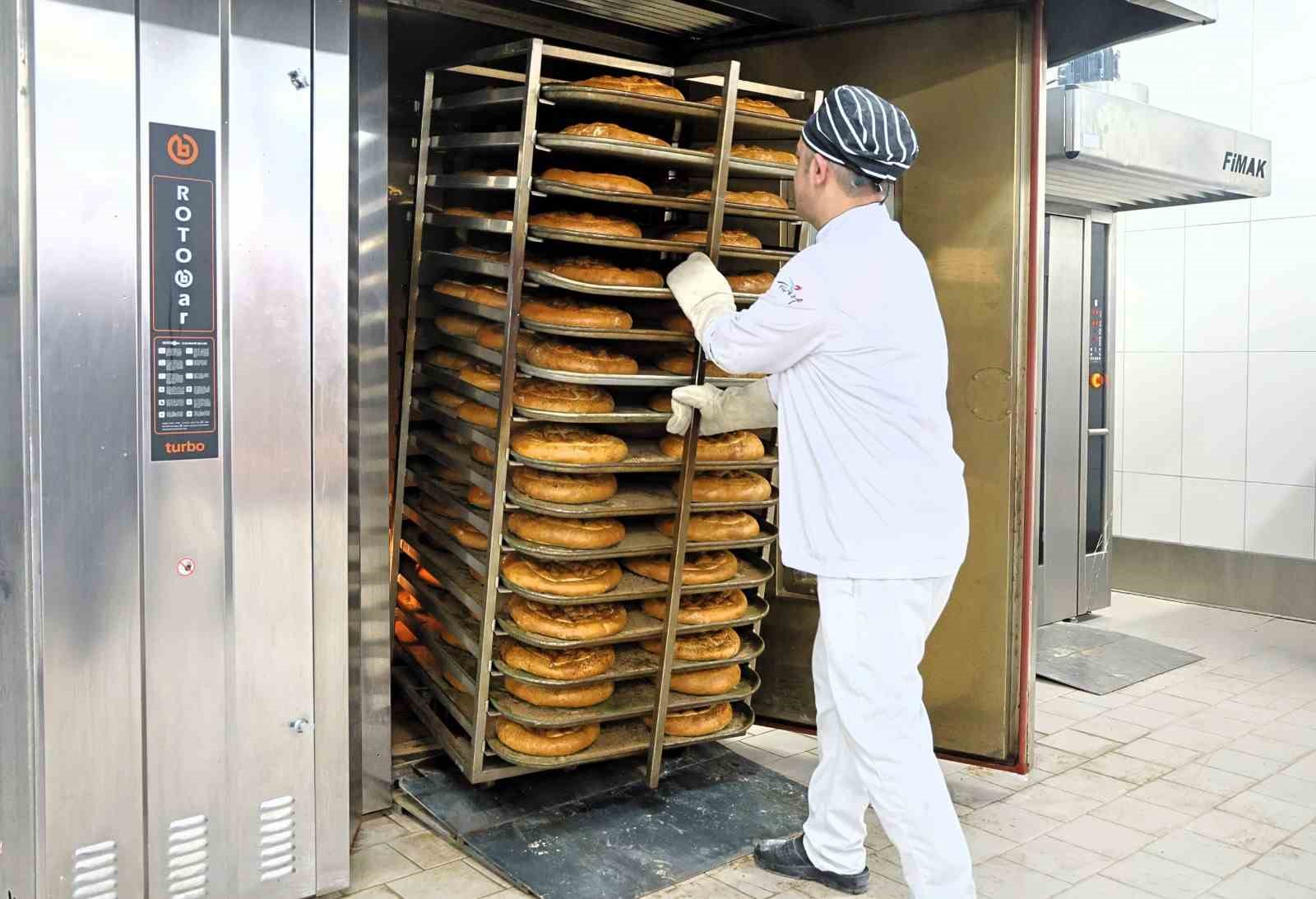 Belediyenin &uuml;rettiği 300 gramlık ramazan pidesi 20 liradan satışta
