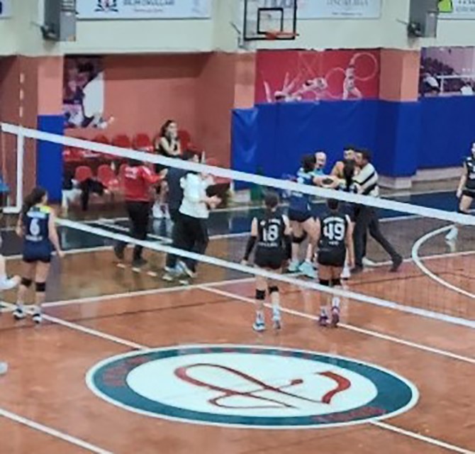 Taraftar sahaya atladı, maç seyircisiz tamamlandı