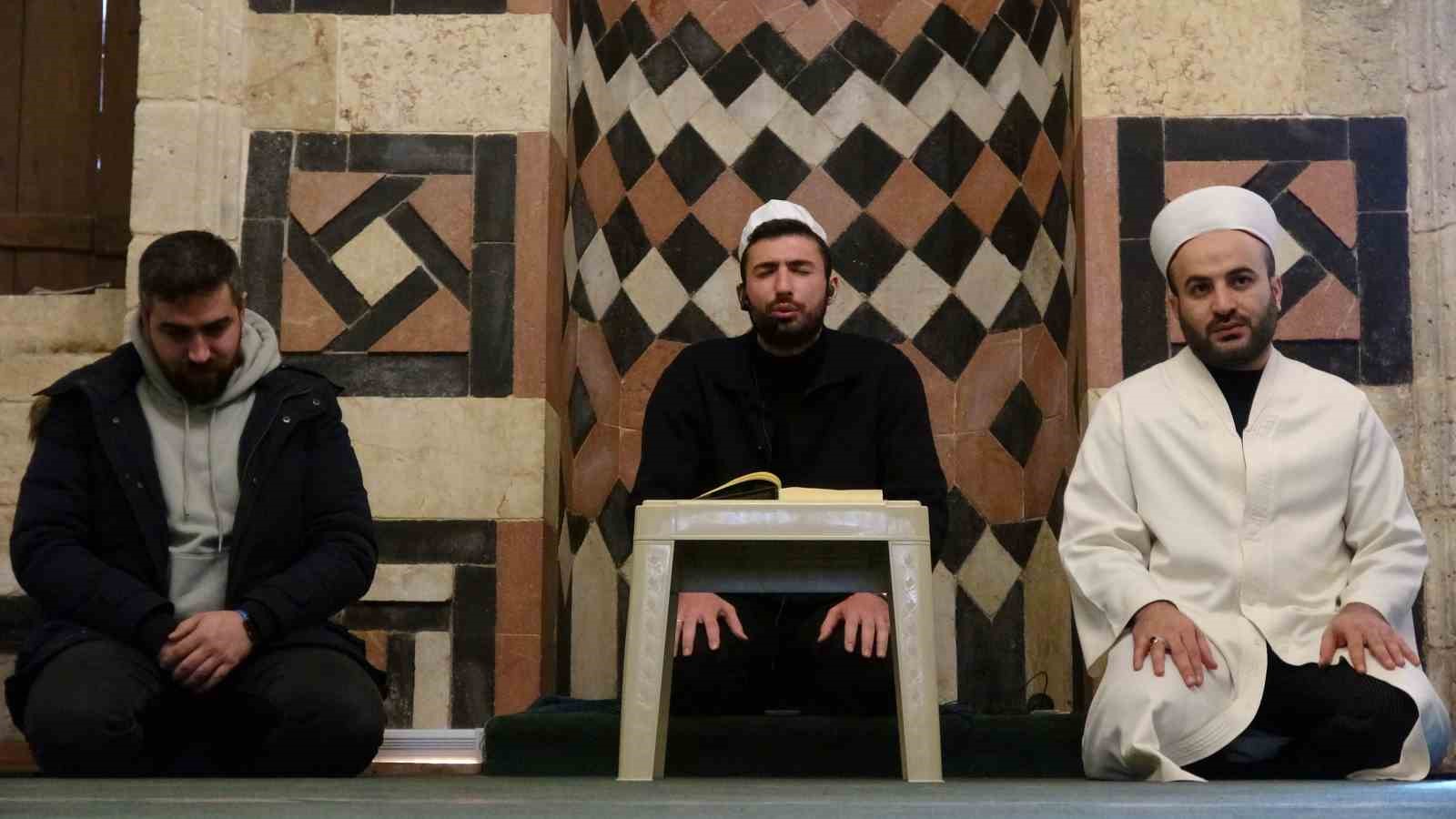 Gaziantep&rsquo;te mukabele geleneği tarihi camilerde s&uuml;rd&uuml;r&uuml;l&uuml;yor
