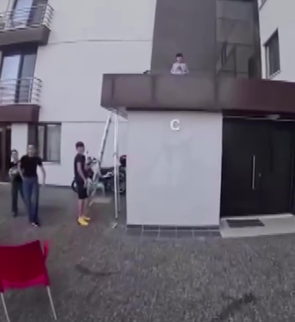 Siparişe gitti, kahraman oldu: &Ccedil;atıda mahsur kalan &ccedil;ocuğu kurye kurtardı
