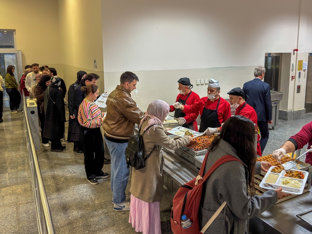 OM&Uuml;&rsquo;de Ramazan&rsquo;ın ilk sofrası kuruldu
