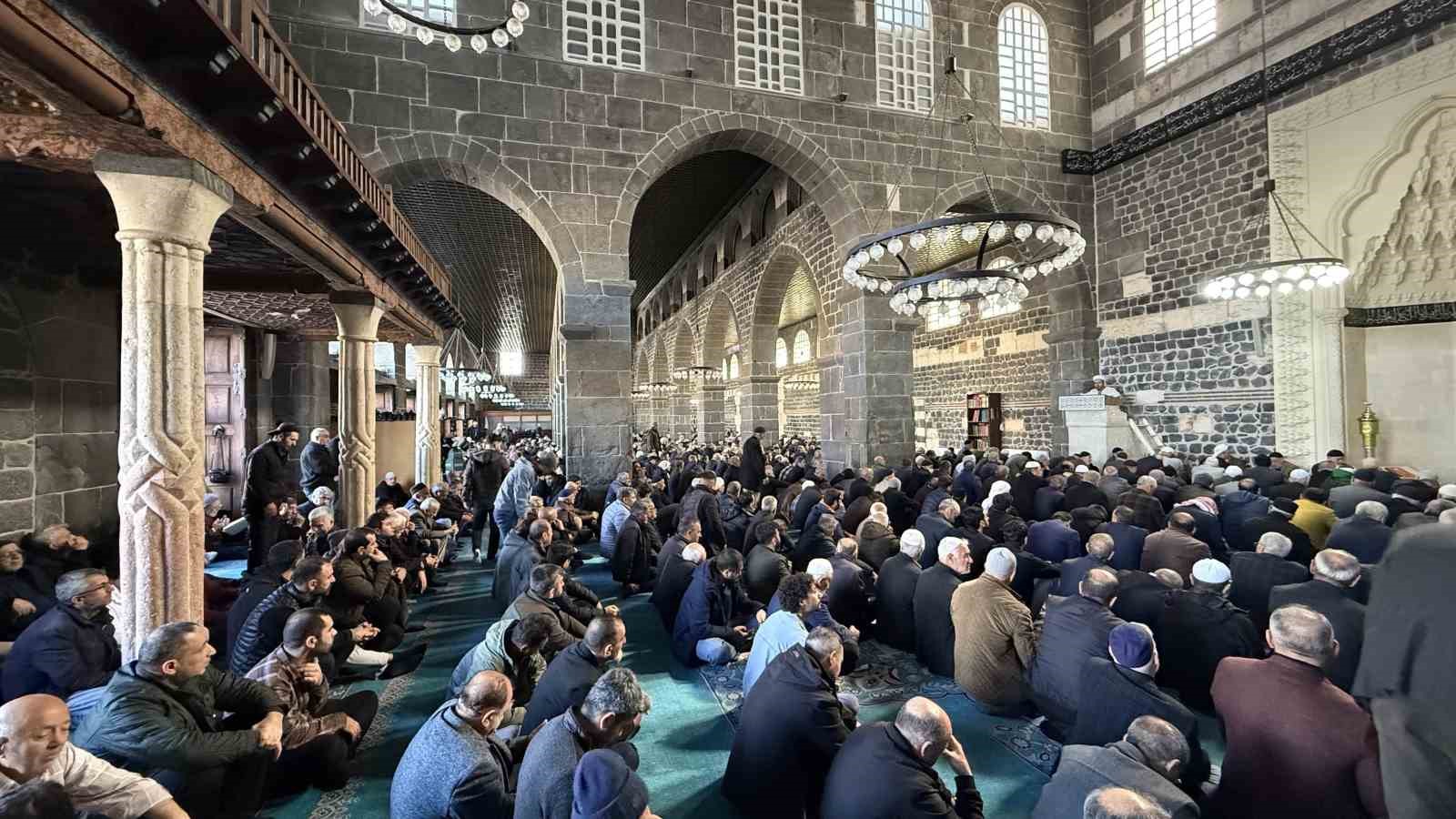 İslam aleminin 5. Harem-i Şerif&rsquo;inde binlerce kişi Ramazan ayının ilk cuma namazında saf tuttu
