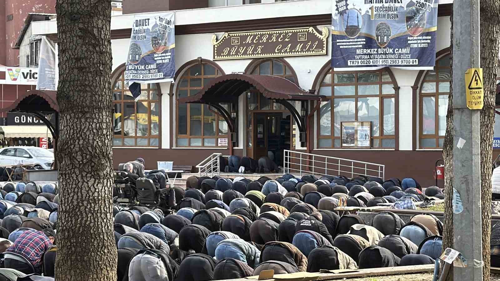 Düzce’de Ramazan bereketi camilere sığmadı