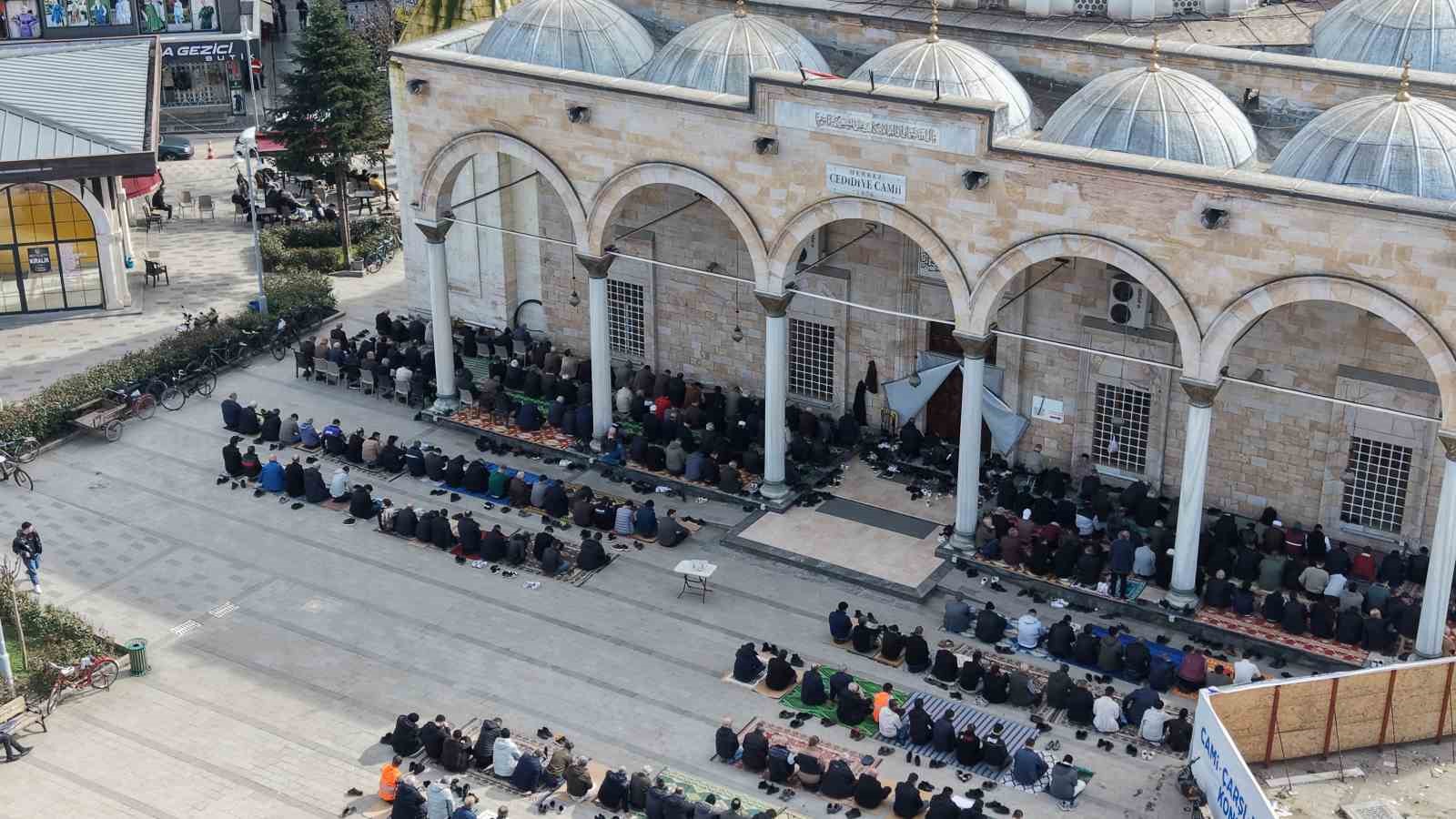 D&uuml;zce&rsquo;de Ramazan bereketi camilere sığmadı
