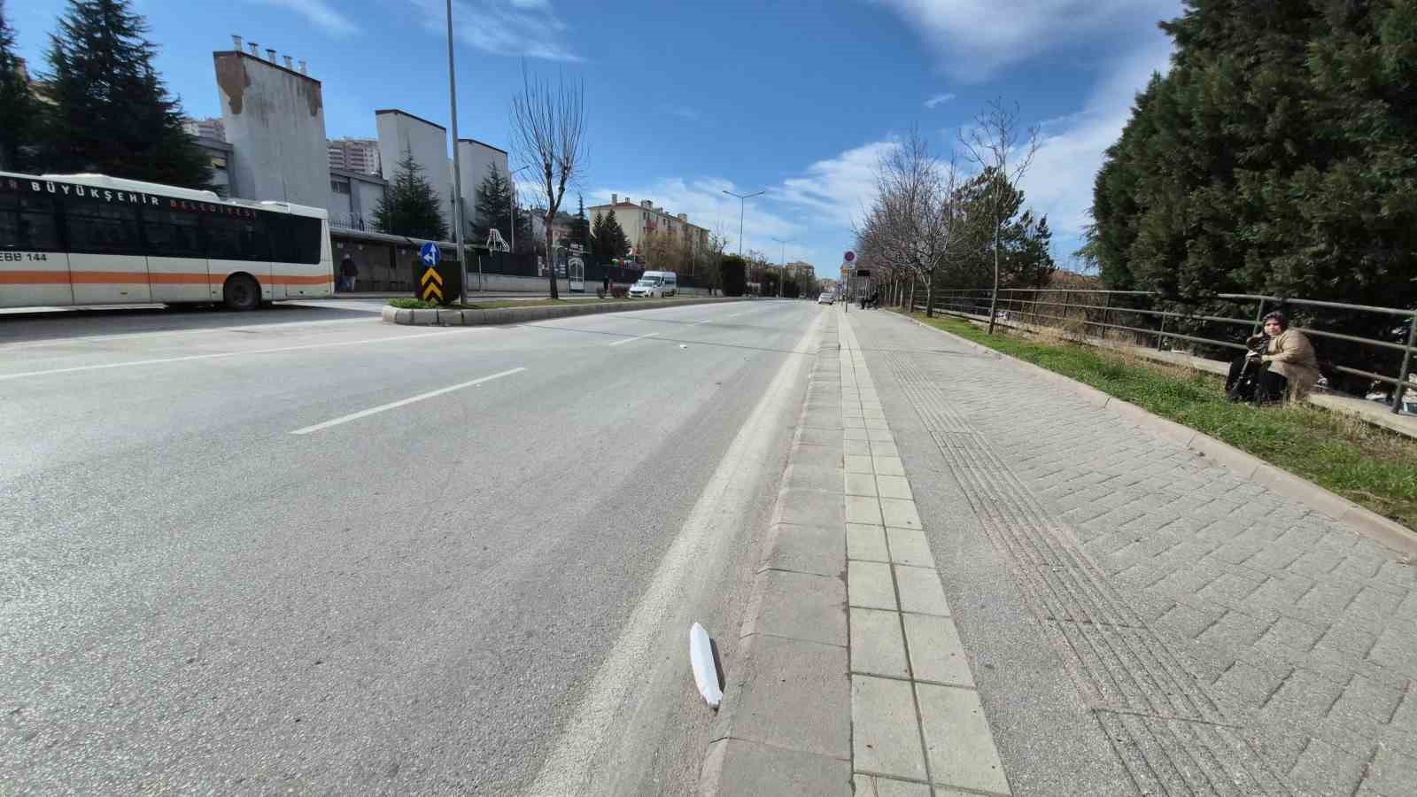 Seyir halindeki kamyonetten beyaz eşya düştü: O anlar kamerada