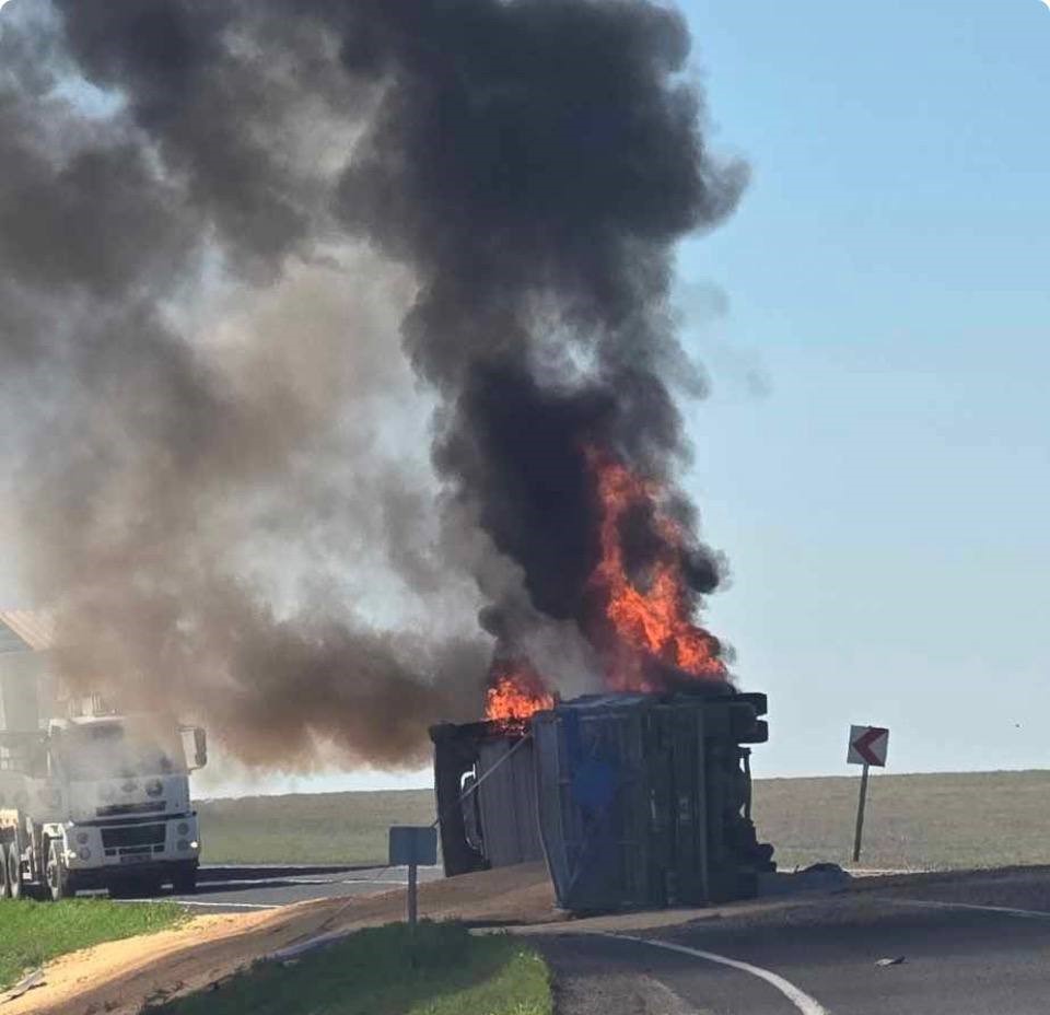 Devrilerek yanan tırın s&uuml;r&uuml;c&uuml;s&uuml; sinir krizi ge&ccedil;irdi
