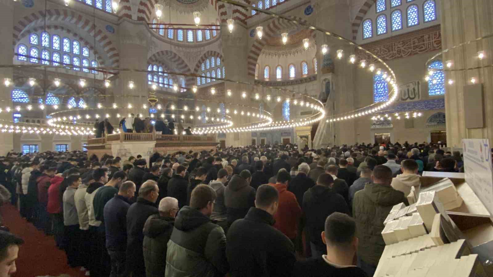 4 yıl aradan sonra Selimiye Camii&rsquo;nde ilk cuma
