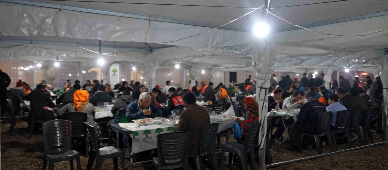 Şehitkamil&rsquo;de binlerce kişi ilk iftarını aynı sofrada a&ccedil;tı
