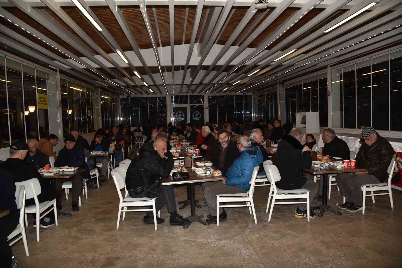 Atakum Belediyesi Şehit Ömer Halisdemir Parkı’nda ücretsiz iftar hizmeti