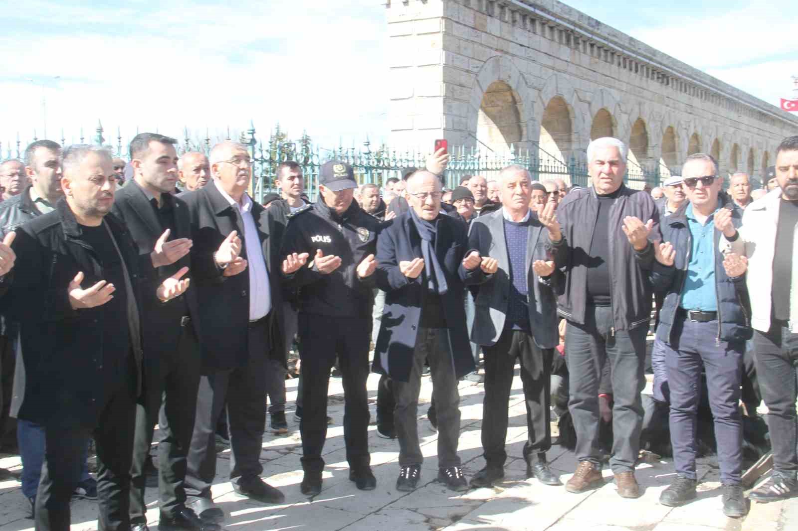 Beyşehir Gölü kıyısında rahmet ve berekete şükür için eller duaya açıldı