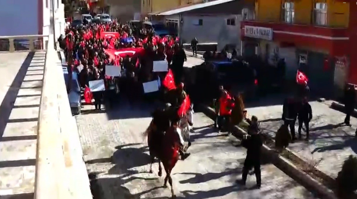 Tercan’da Kaymakam Duman’a şemsiye tartışması sonrası destek yürüyüşü