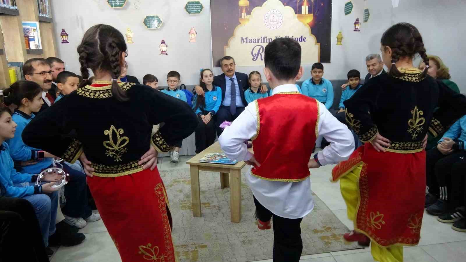 Milli Eğitim Bakanı Tekin, Artvin’de öğrencilerle bir araya geldi