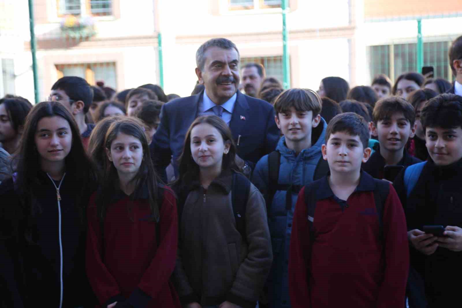 Milli Eğitim Bakanı Tekin, Artvin&rsquo;de &ouml;ğrencilerle bir araya geldi
