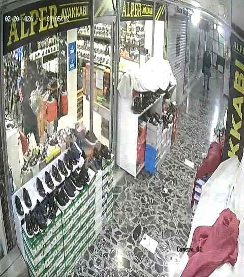 &Ouml;nce beğendi ardından poşete koyup &ccedil;aldı
