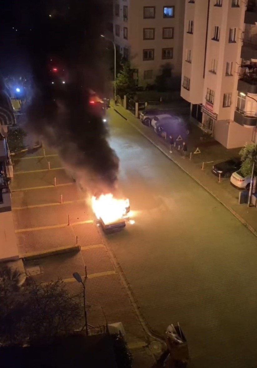 Park halindeki otomobil alev alev yandı
