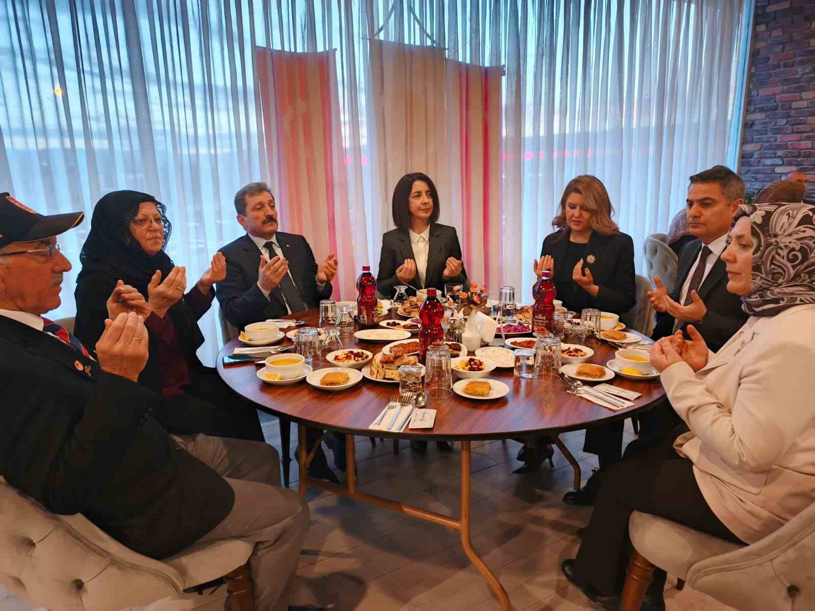 Protokol, Bafra’da şehit yakınları ve gazilerle iftar yaptı