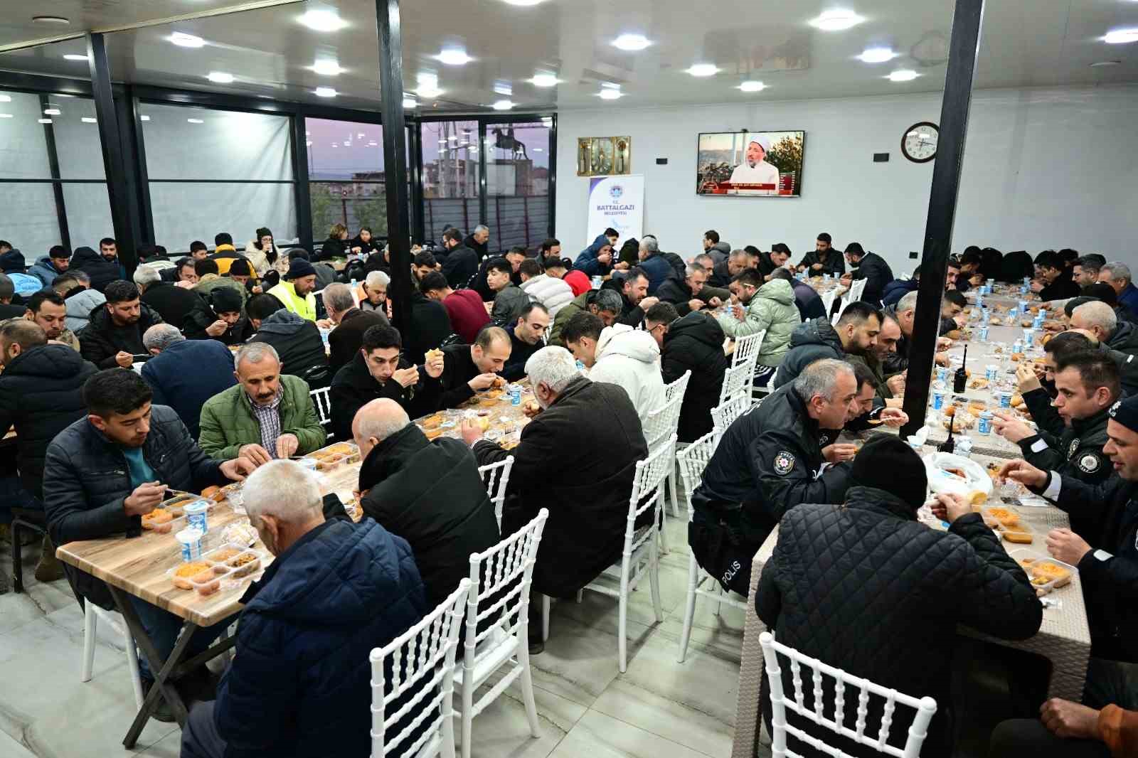Battalgazi Belediyesi iftarı çadırlarda değil restoranda veriyor