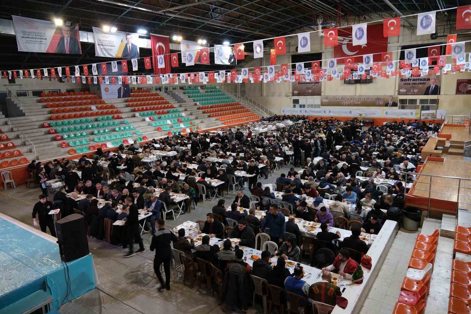 Çorum Belediyesi’nin iftar sofrasında ilk oruç açıldı