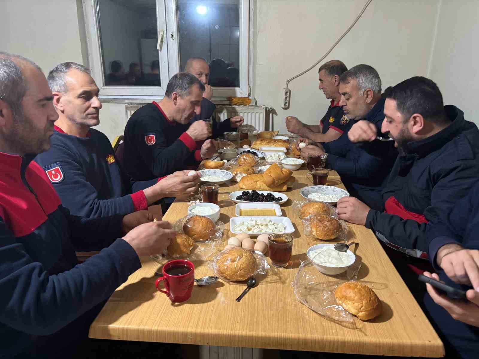 Sahur sofrasında ihbar geldi, itfaiye göreve koştu