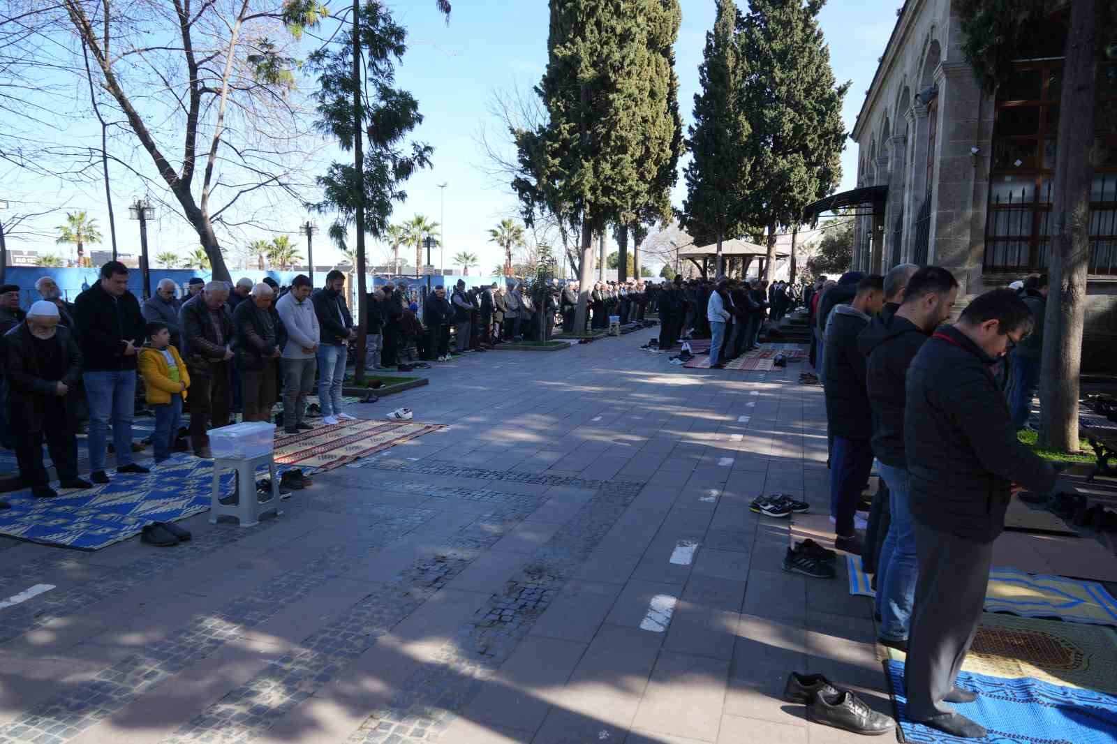 Ramazan&rsquo;ın ilk cumasında camiler doldu taştı
