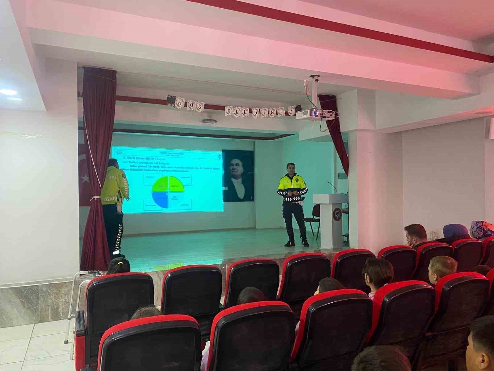 Seyitgazi&rsquo;de &ouml;ğrencilere trafik eğitimi verildi
