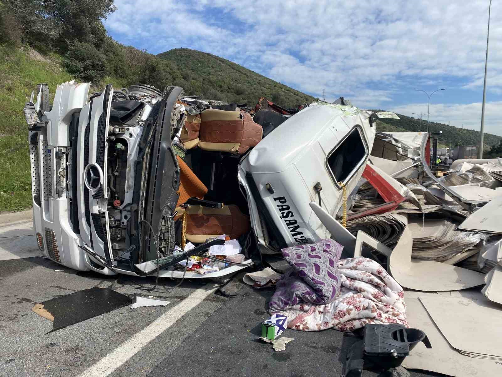 TEM’de iki tır kazaya karıştı, trafik felç oldu