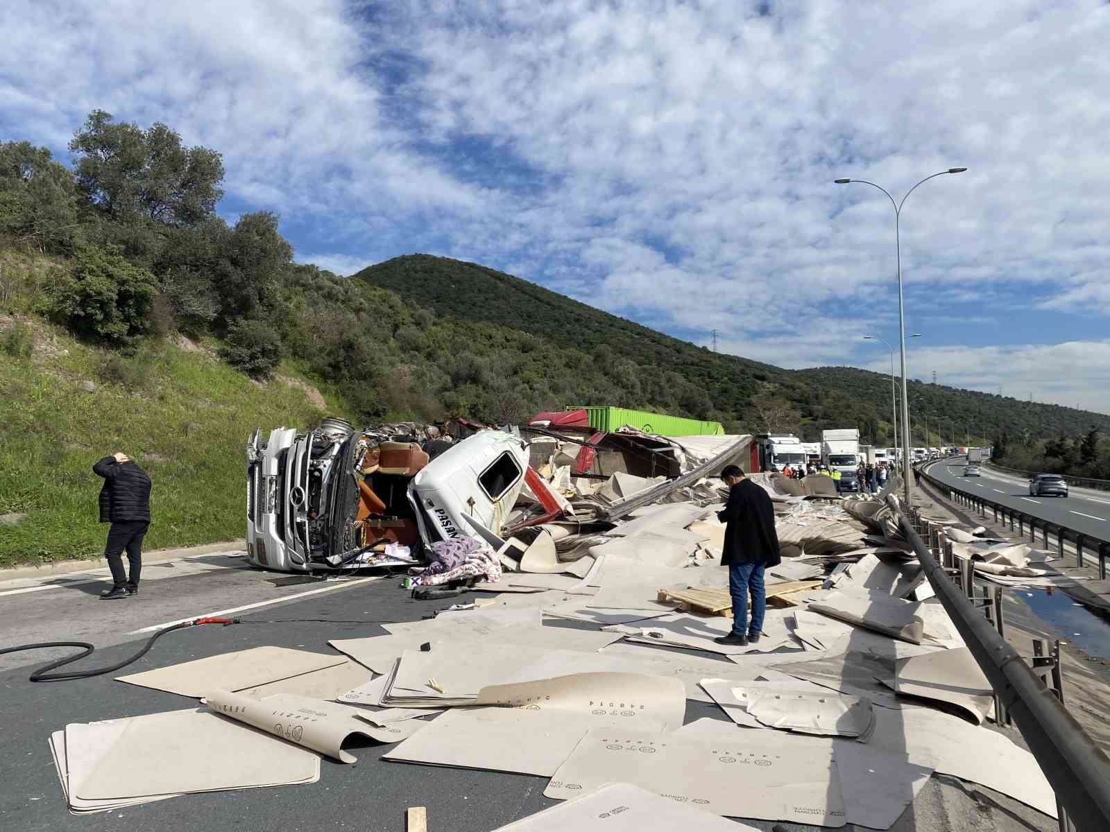 TEM&rsquo;de iki tır kazaya karıştı, trafik fel&ccedil; oldu
